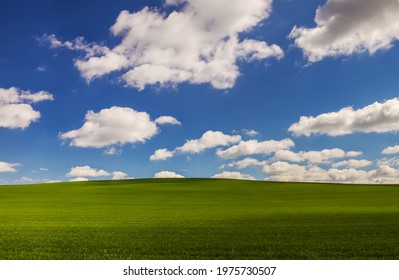 背景のような曇り空の Windows XP と丘陵の風景
