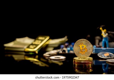 金、お金、ミニチュアのおもちゃを使った暗号通貨のビットコイン。ブロックチェーンのテクノロジーとビジネスの新しい仮想