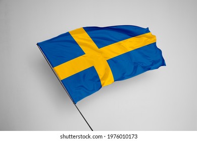 Vlag van Zweden geïsoleerd op een witte achtergrond met uitknippad. close-up wuivende vlag van Zweden. vlagsymbolen van Zweden. Zweden vlag frame met lege ruimte voor uw tekst.