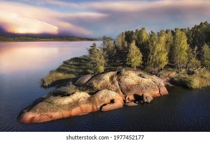 isla con forma de cocodrilo en la bahía de Vyborg, vista aérea con tormenta en el fondo. Hermosas rocas y acantilados con bosques en el golfo de Finlandia.