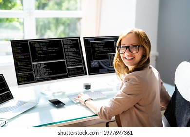 プログラマーの女性がコンピューターでコーディングします。コーダーガール