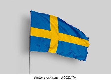 Zweden vlag geïsoleerd op een witte achtergrond met uitknippad. close-up zwaaiende vlag van Zweden. vlagsymbolen van Zweden. Zweden vlag frame met lege ruimte voor uw tekst.