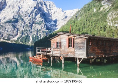 Lago de Braies. Lago Braies (Lago di Braies) en las montañas Dolomitas. Barcos en el lago Braies (Pragser Wildsee) en las montañas Dolomitas, Sudtirol, Italia, Europa. Hermoso lago en los alpes italianos.
