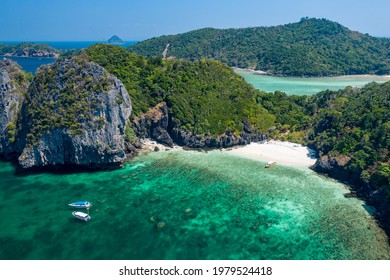 Nui Beach está asentada en una pequeña cala ubicada al sur de Lana Bay en la costa oeste de Koh Phi Phi Don. Se encuentra en Krabi, Tailandia.