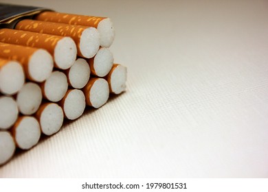 Un paquete de cigarrillos sobre un fondo blanco. paquete abierto de cigarrillos. Filtro amarillo. Daño a la salud. Es un mal hábito. El concepto de Mundo Sin Tabaco, Tabaco y Salud Pulmonar. Cigarrillos en un tutú.