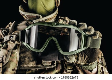 Hình ảnh người lính trong trang phục áo giáp đạn cấp 3, găng tay chiến thuật cầm kính chiến thuật trên nền đen.