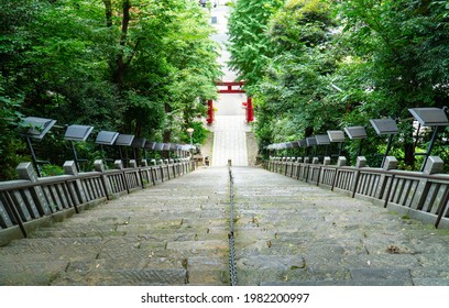 Priviți în jos pe scări abrupte și trepte înalte care duc la Altarul Atago (personaj japonez, loc public), Tokyo, Japonia. Concept prezentat, duritate, dificultate, răbdare, fără renunțare, obstacol și provocare.