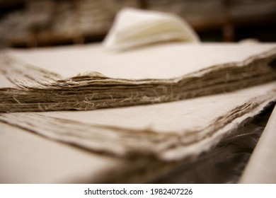 Hanji, el más fino y duradero del mundo durante más de mil años, está hecho con técnicas coreanas. Se tiñen naturalmente en papel coreano para hacer papel coreano de varios colores.