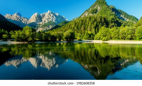 munte, lac și cer frumos