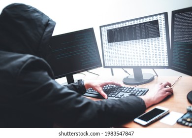 Hình ảnh nam hacker cố gắng lấy cắp thông tin từ hệ thống khi đang nhìn vào máy tính, bị cô lập trên nền trắng