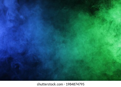 Fumo in luce blu-verde su sfondo nero