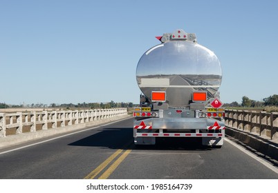 道路に反射してガソリンのトラック タンク