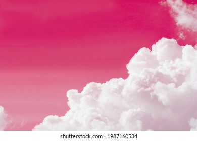 Popart surrealistische stijl pure witte wolk op bubblegum roze gekleurde lucht met kopieerruimte