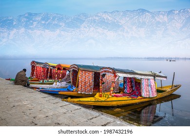 インド、カシミール州スリナガルのダル湖に浮かぶカラフルなシカラ ボートの美しい景色。
