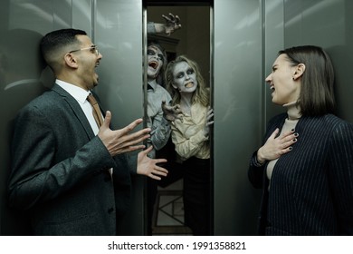 Gerentes de oficina aterrorizados gritando en el ascensor mientras los zombis los asustan