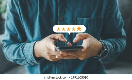 close up Man hand menggunakan smartphone dengan popup ikon bintang lima untuk umpan balik ulasan layanan kepuasan, pengalaman layanan pelanggan dan survei kepuasan bisnis.