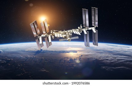 地球の軌道上にある国際宇宙ステーション。ISS。背景には太陽光。地球の表面。SF の壁紙。この画像の要素は NASA から提供されました。