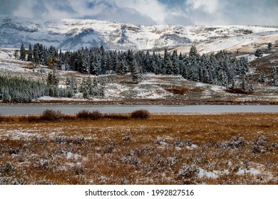秋のイエローストーン国立公園の雪をかぶったギャラティン山脈。