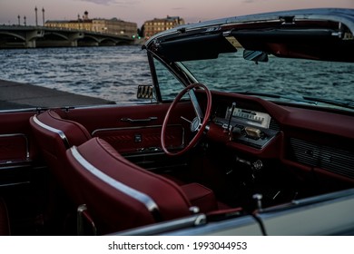 Amerikaanse klassieke cabriolet. witte retro cabriolet naar de zonsondergang. zijaanzicht. Zomers landschap. Sint-Petersburg, Rusland.