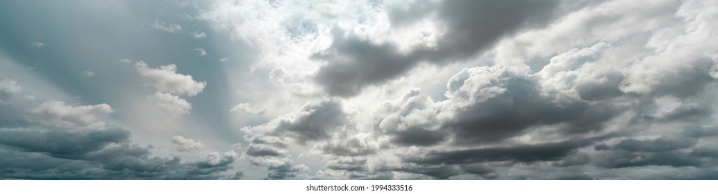 陰雲密布的天空全景。雨季雨前劇烈的灰色天空和白雲。多雲且喜怒無常的天空。暴風雨的天空。雲景。陰鬱而喜怒無常的背景。陰雲密布。