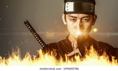 Ninja japonés usando magia de fuego. Samurai.