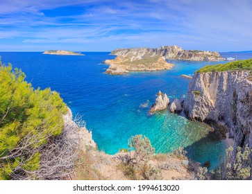 サン ドミノ島、クレタッチョ、サン ニコラ、カプライア島のバック グラウンドで Pagliai の崖とトレミティ群島の海の景色。