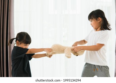 クマをめぐって争う二人の少女