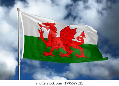 De vlag van Wales op hemel en wolkenachtergrond. Nationale symbolen van Wales. Vlag van Wales.