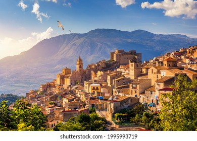 シチリア州カッカモ。イタリアのシチリア山地にノルマン城がある中世イタリアの都市。山を背景にした丘の上のカッカモの町の眺め、シチリア、イタリア。