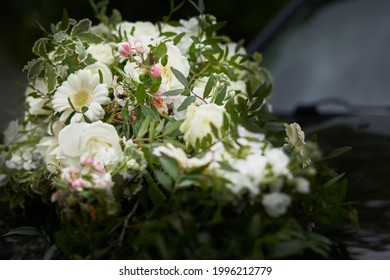車の装飾的な白い花束のクローズアップショット