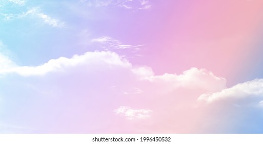 Cielo rosa pastel de fondo. Hermosas nubes románticas y oníricas.