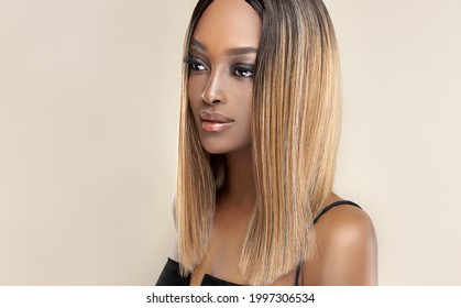 染めたストレートの髪を持つ美しいアフリカ系アメリカ人女性。ボブの滑らかなヘアスタイルと引き締まったアフロの黒人少女の美しさ。ケラチン矯正。治療、ケア、スパの手順。