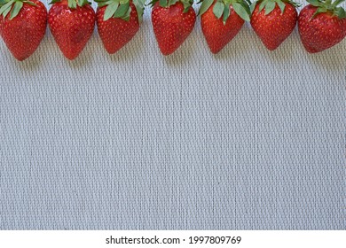 Frische Erdbeeren auf weißem Hintergrund, Platz für Text. Foto in hoher Qualität
