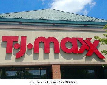 T J Maxx logo sign on store front Stock Photo - Alamy