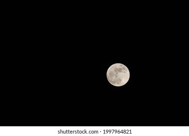Verbazingwekkend zicht op de volle maan rond de donkere nachtelijke hemel, volle maan is de maanfase wanneer de maan volledig verlicht lijkt vanuit het perspectief van de aarde