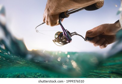 釣りには、背景がぼやけています。海で糸を紡ぐ漁師。