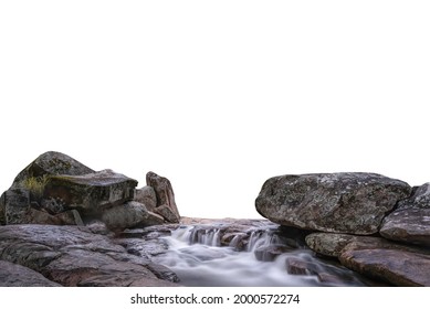 白い背景に分離された山の水の流れ