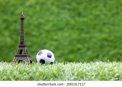 Voetbal met Eiffeltoren staat op groen gras voor vers concept