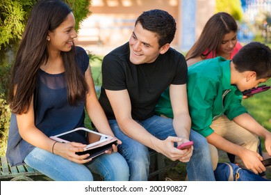 Aantrekkelijke jongen flirt met een schattige brunette op de middelbare school