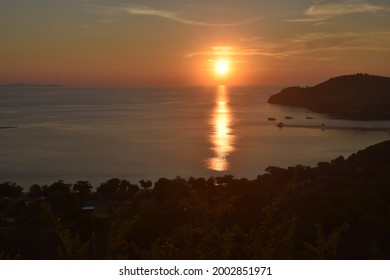 Prachtig landschap van zonsondergang vanaf Silvia Hill, Labuan Bajo, Indonesië, 20 juni 2021