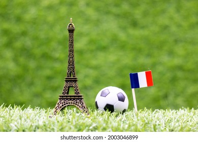 Voetbal met Eiffeltoren staat op groen gras voor vers concept