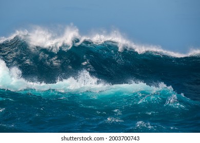 Große Welle, die auf dem Meer bricht