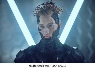 Chân dung một chiến binh cyberpunk dân quân trong bộ đồ bảo hộ nhìn vào máy ảnh. Thế giới của tương lai. Trò chơi, thực tế ảo.