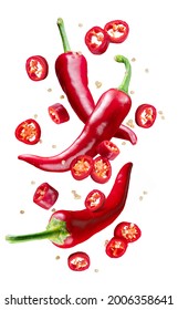 Frësch rout Chili a Querschnitter vu Chili mat Somen, déi an der Loft fléien. D'Datei enthält Ausschnëtter.