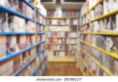 Vista borrosa de l'interior d'una botiga de manga o còmic que mostra molts llibres que es mostren a les prestatgeries de llibres.