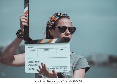 Kaukaska kobieta z nagraniem z planu filmowego