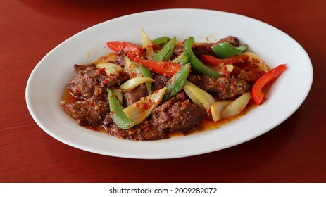 Stir fry beef xo sauce and vegetables on top, Chinese food served on white plate