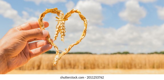 Hjerte fra aks foran en mark med korn