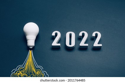 Ideas de año nuevo 2022, conceptos de inspiración con bombilla de cohete y fondo de número de texto.Inicio de negocio o meta de éxito.creatividad de humanos