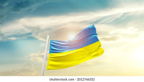 Oekraïne nationale vlag zwaaien in prachtige wolken.